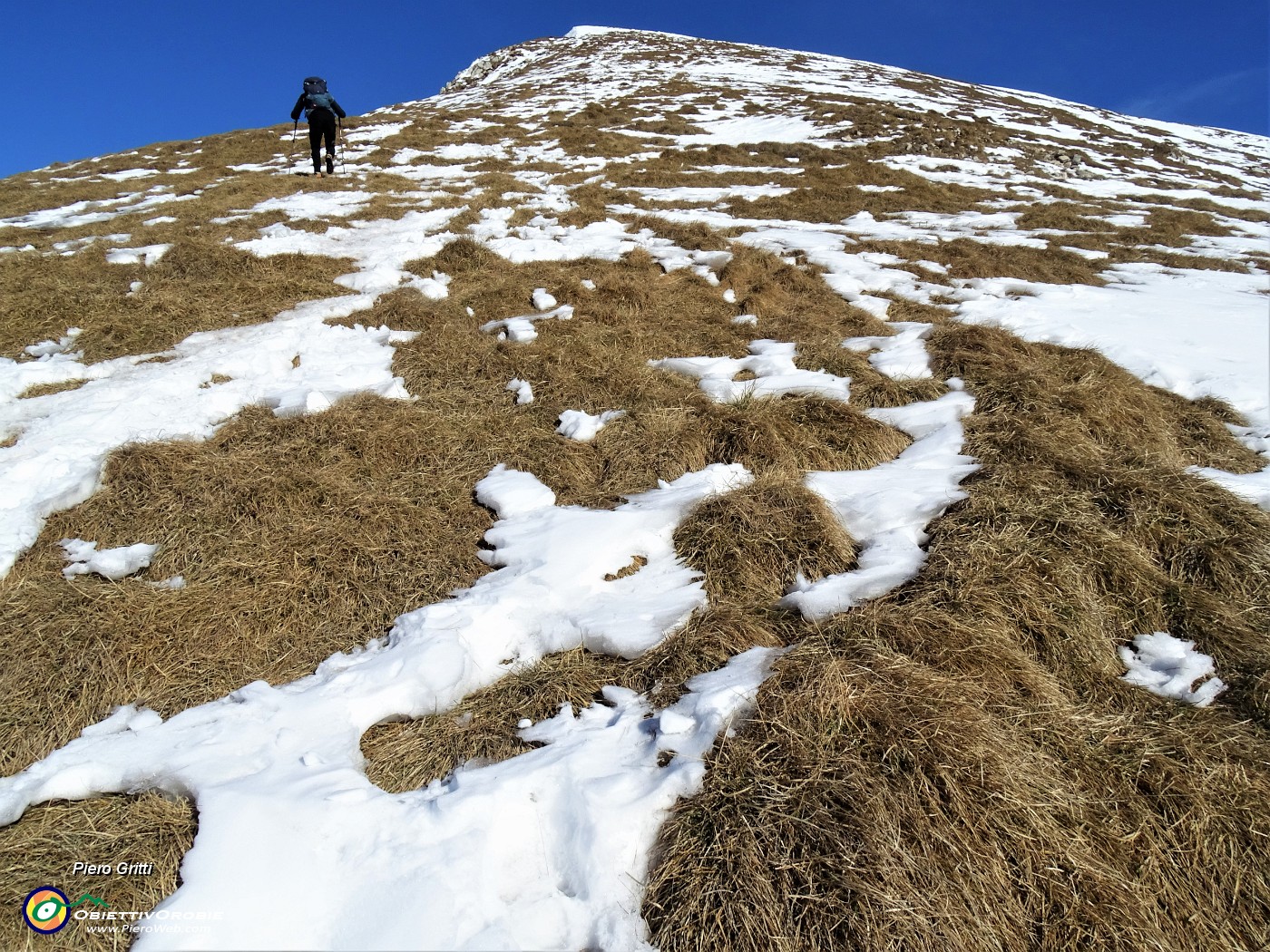 22 In ripida salita per pratoni cosparsi di neve.JPG